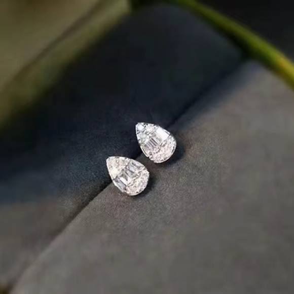 9.25 Sterling Silver Stud Earrings with Moissanite Centerpiece